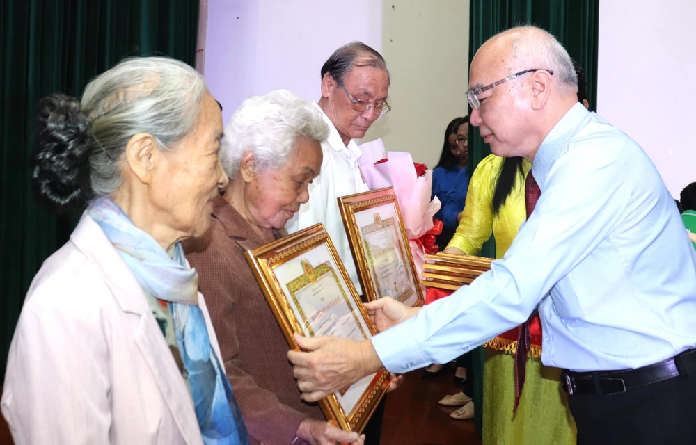 Trưởng Ban Tuyên Giáo Thành ủy TPHCM Phan Nguyễn Như Khuê trao Huy hiệu 55 năm tuổi Đảng đến các đảng viên tại quận 8