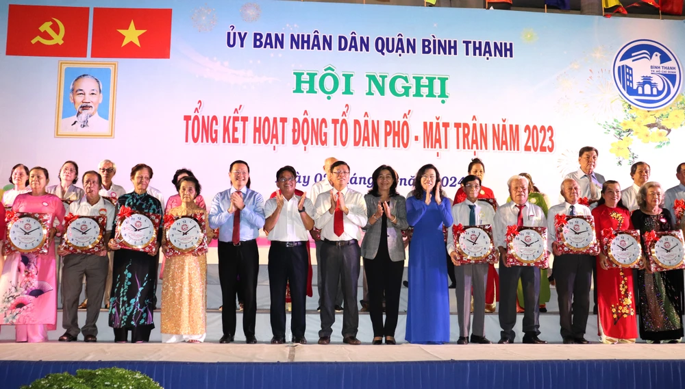 Phó Trưởng Ban Thường trực Ban Dân vận Thành ủy TPHCM Nguyễn Thị Bạch Mai cùng các đồng chí lãnh đạo quận Bình Thạnh trao quà, biểu dương các Tổ trưởng, Tổ phó Tổ dân phố - mặt trận tiêu biểu