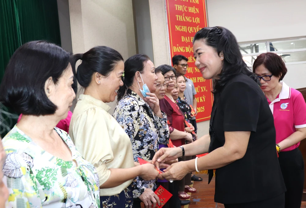 Phó Trưởng Ban Thường trực Ban Dân vận Thành ủy TPHCM Nguyễn Thị Bạch Mai trao quà chăm lo phụ nữ người Việt gốc Hoa tại buổi họp mặt