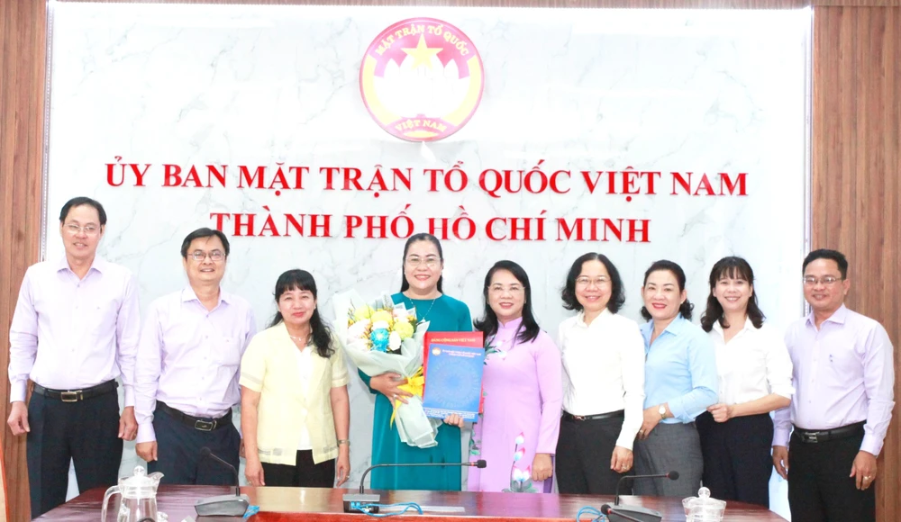 Chủ tịch Ủy ban MTTQ Việt Nam TPHCM Trần Kim Yến chúc mừng đồng chí Nguyễn Thị Kim Thúy