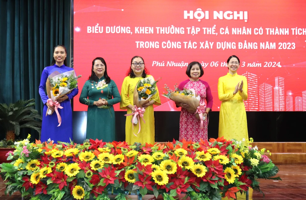 Đồng chí Trần Kim Yến và đồng chí Phan Thị Thanh Phương biểu dương các điển hình tiêu biểu trong công tác Xây dựng Đảng năm 2023