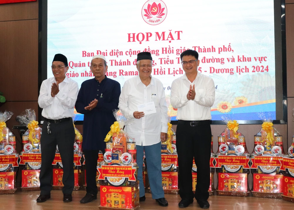 Trưởng ban Dân vận Thành ủy TPHCM Nguyễn Mạnh Cường trao quà chúc mừng Ban Đại diện cộng đồng Hồi giáo TPHCM