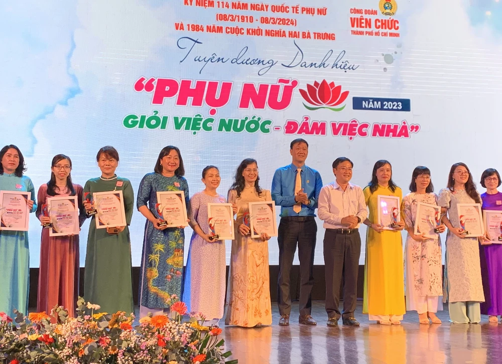 Phó Chủ tịch LĐLĐ TPHCM Phùng Thái Quang và Chủ tịch Công đoàn Viên chức TPHCM Lương Tuấn Anh tuyên dương gương “Giỏi việc nước - Đảm việc nhà” năm 2023
