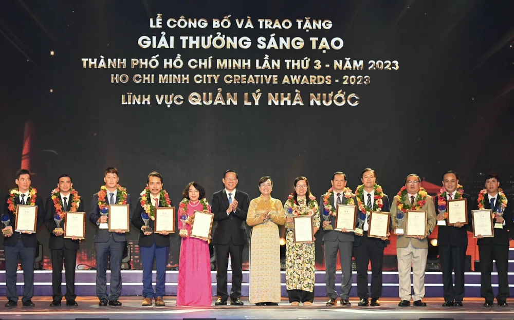 Chủ tịch UBND TPHCM Phan Văn Mãi và nguyên Chủ tịch HĐND TPHCM Nguyễn Thị Quyết Tâm trao Giải thưởng Sáng tạo TPHCM lần 3 đến các tập thể, cá nhân. Ảnh: VIỆT DŨNG