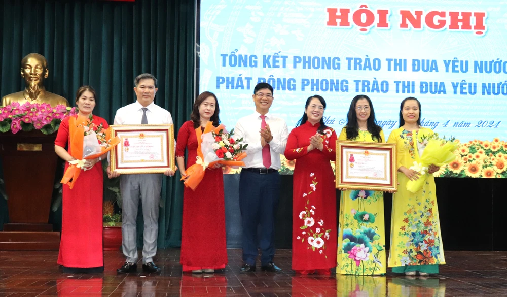 Chủ tịch Ủy ban MTTQ Việt Nam TPHCM Trần Kim Yến trao Huân chương Lao động hạng Ba cho các tập thể