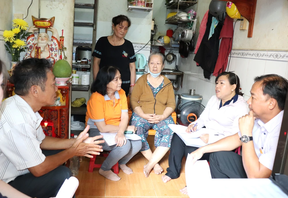 Đoàn thực hiện phúc tra, khảo sát tại hộ bà Phạm Thị Hồng, ngụ hẻm 105 đường Cao Thắng, phường 17, quận Phú Nhuận