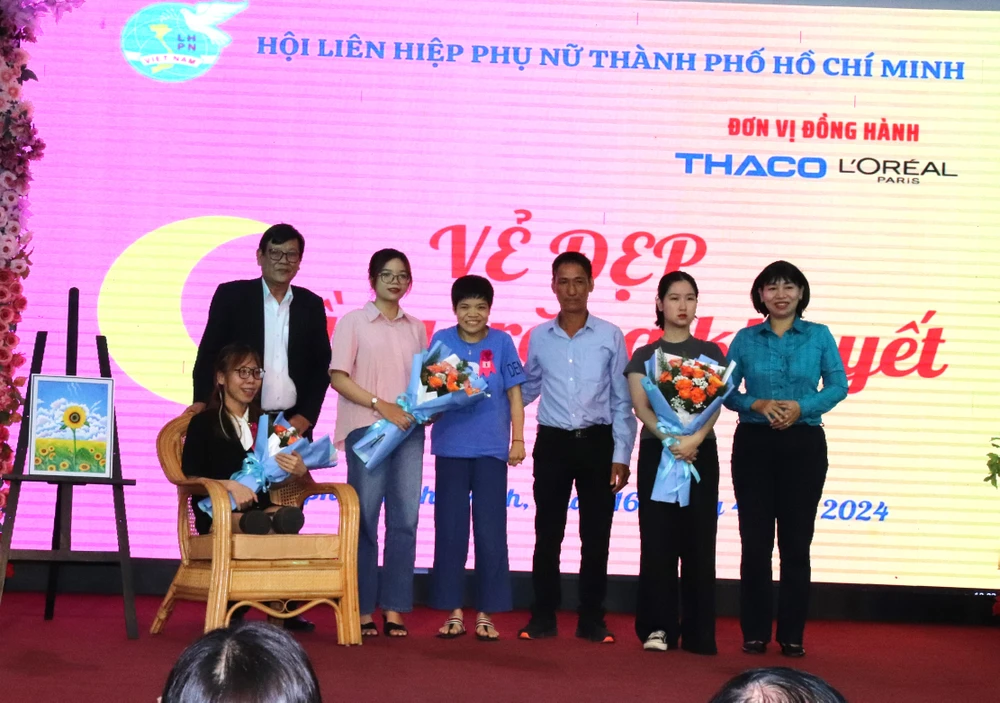 Phó Chủ tịch Hội LHPN TPHCM Trần Thị Phương Hoa trao hoa biểu dương các gương phụ nữ khuyết tật tiêu biểu 