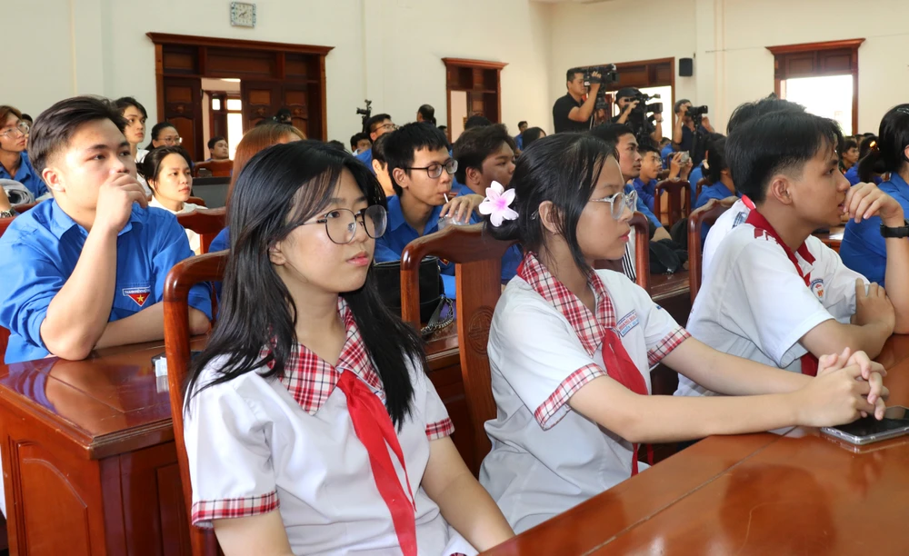Các em học sinh lắng nghe những chia sẻ, ký ức của những cô chú trực tiếp tham gia chiến đấu tại mặt trận Điện Biên Phủ 70 năm trước