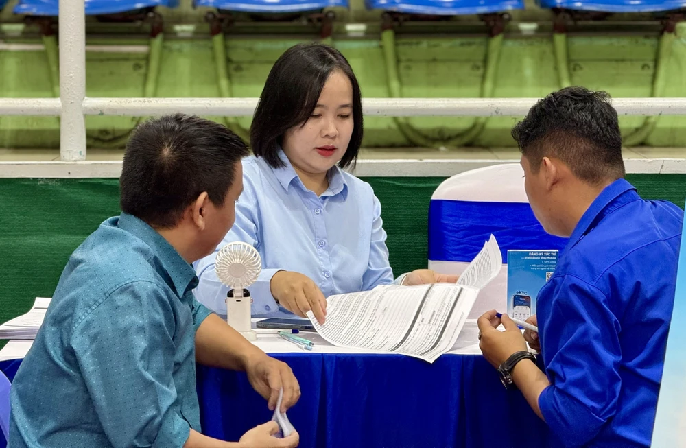 Người lao động tìm kiếm cơ hội việc làm tại “Sàn giao dịch giới thiệu việc làm và tư vấn học nghề” năm 2024 do UBND quận Phú Nhuận tổ chức ngày 14-5