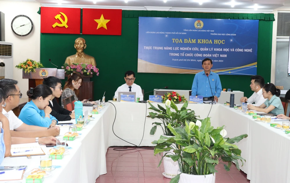 Các đại biểu tham dự tọa đàm khoa học “Thực trạng năng lực nghiên cứu, quản lý khoa học và công nghệ trong tổ chức Công đoàn Việt Nam” ngày 23-5