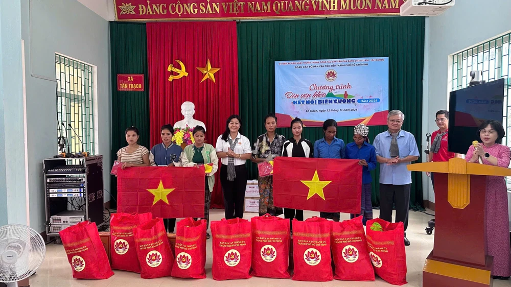 Phó Trưởng Ban Thường trực Ban Dân vận Thành ủy TPHCM Nguyễn Thị Bạch Mai trao quà và cờ Tổ quốc đến bà con