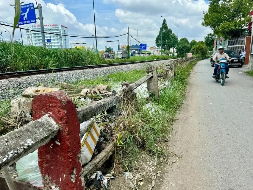 守德市铃东坊一段铁路栅栏。