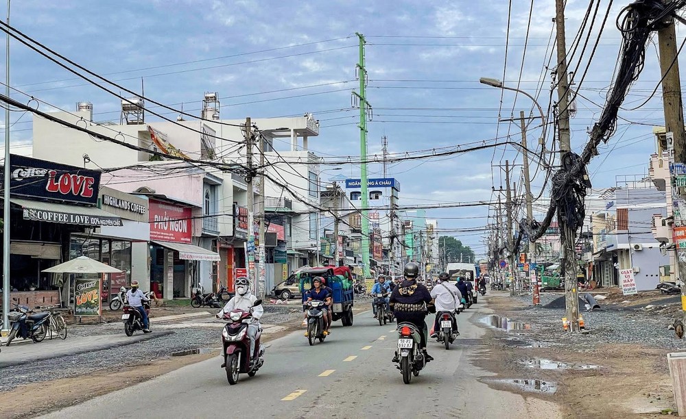 在新奇-新贵街扩建项目，电线仍密密麻麻。