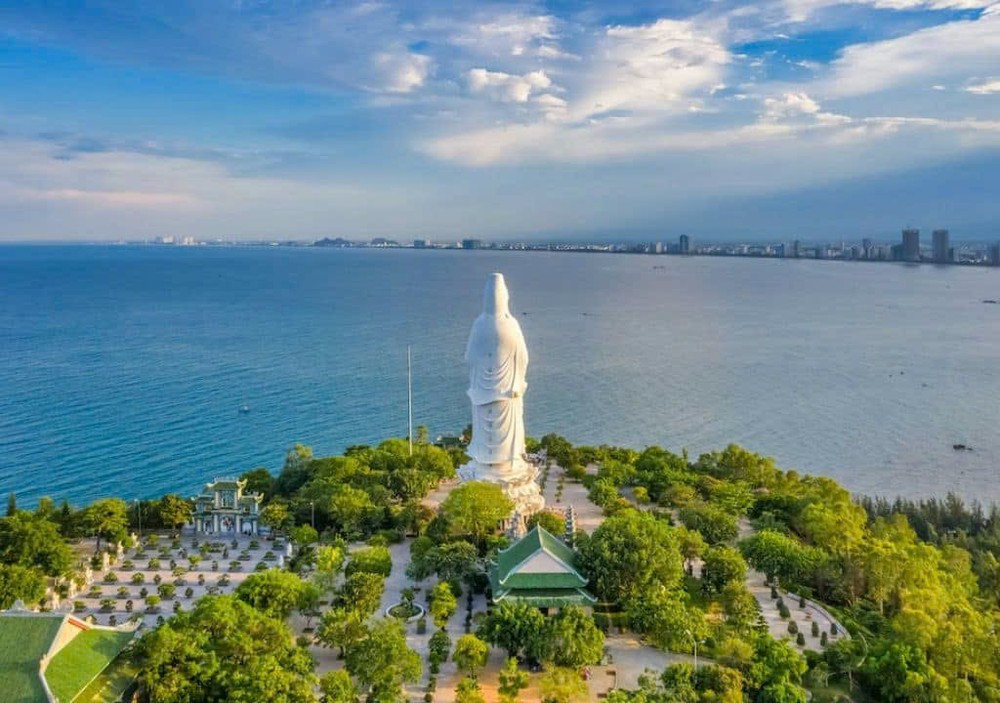 岘港市山茶半岛的灵隐寺。