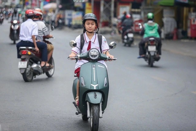 不少高中生骑电动自行车、电动摩托车上学。