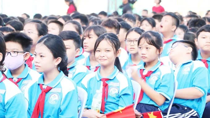 平新郡平治东Ｂ初中学校的学生们高兴迎接新学年。