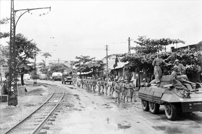 1954年10月10日清晨，越南人民军队从多方向进入接管河内首都。图：法军撤到哪里，首都中团便立即接管。（资料图）