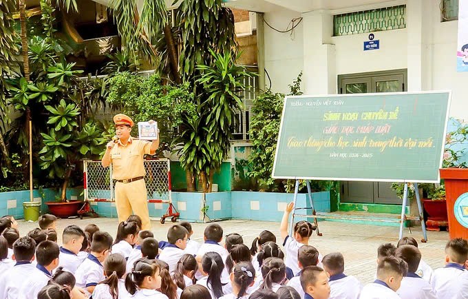 职能力量向第五郡阮曰春小学学生宣传交通安全法律。