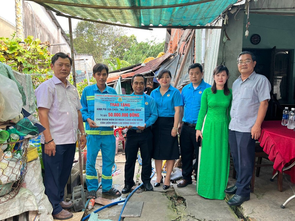 本市工会组织向面临住房困难的工会会员赠送工会温情屋。