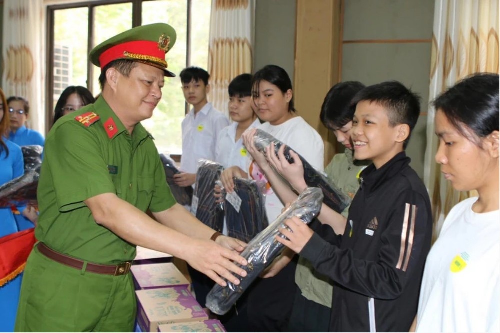 市公安社会秩序行政管理警察科副科长窦玉顺上校向特殊环境儿童赠送礼物。