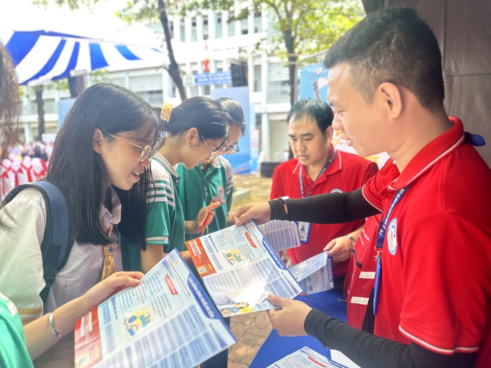 学生参加由市劳动与荣军社会厅同市教育与培训厅举行的2024年招生和职技指导盛会，了解职技培训课程。