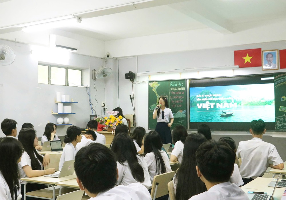 富润高中学校十二年级A16班学生在数字应用程式的支持下学习地理课。