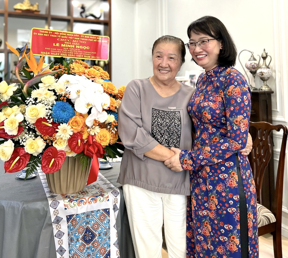 市人委会副主席陈氏妙翠探望并祝贺各模范教师