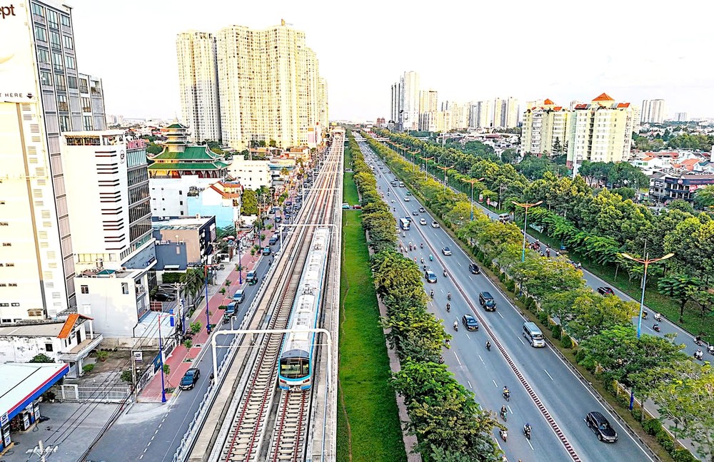 沿着守德市武元甲街的滨城－仙泉地铁１号线。