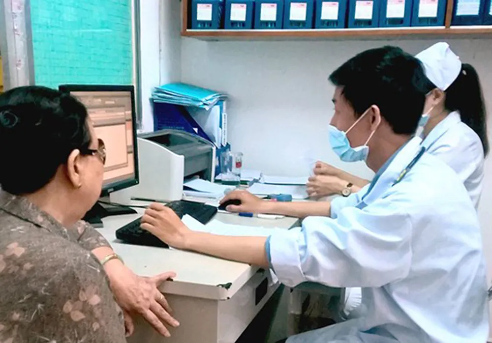 Giao lưu trực tuyến về việc điều chỉnh giá dịch vụ y tế  ảnh 34