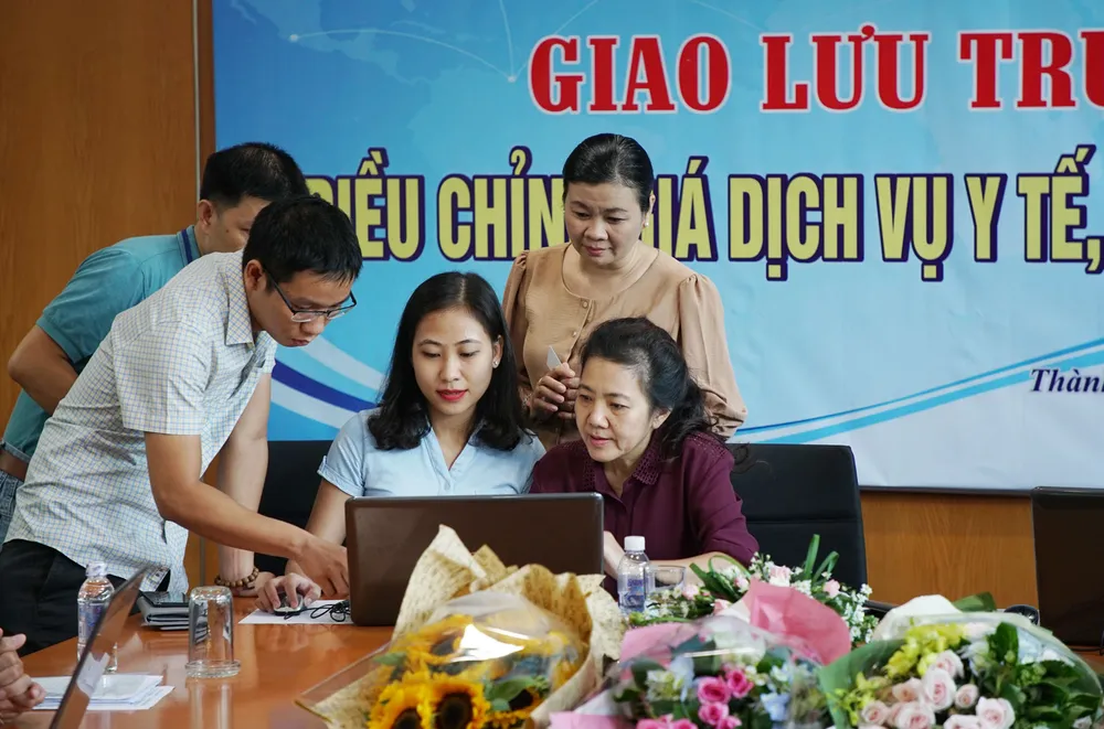 Giao lưu trực tuyến về việc điều chỉnh giá dịch vụ y tế  ảnh 52