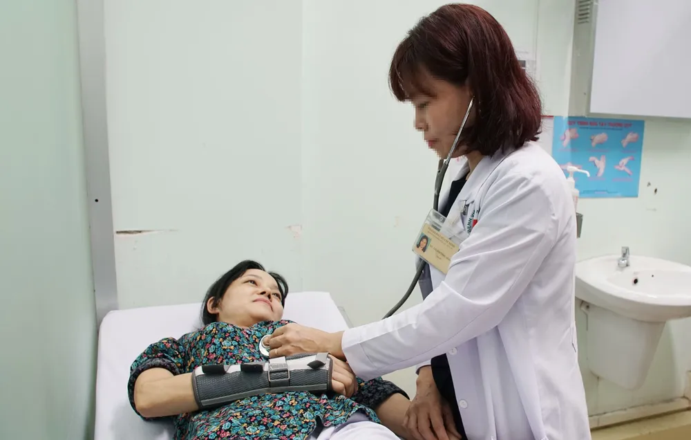 Giao lưu trực tuyến về việc điều chỉnh giá dịch vụ y tế  ảnh 17