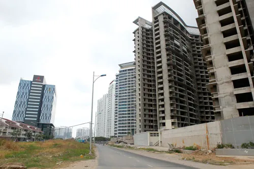 Thị trường bất động sản đóng băng càng tăng nợ xấu ngân hàng do việc lấy vốn ngắn hạn đầu tư dài hạn. Ảnh: LÃ ANH