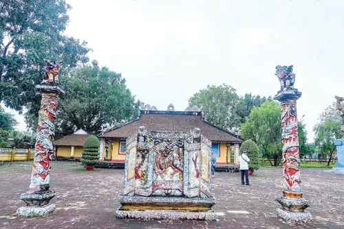 An Khê trường nằm dưới bóng cây bàng, quanh năm cửa đóng then cài.