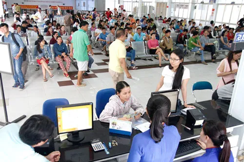 Người dân mua vé tàu tết tại ga Sài Gòn.