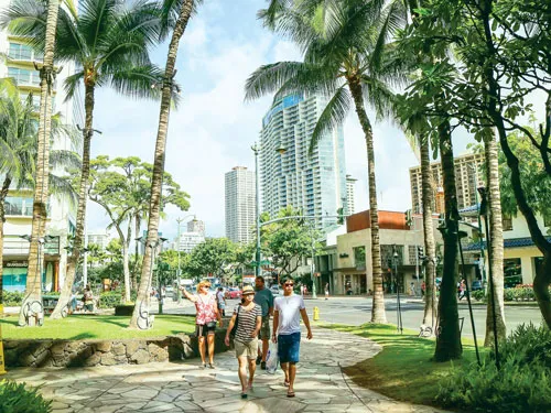 Hawaii - Điểm đến du lịch hấp dẫn tuần trăng mật. Kiến tạo tự nhiên của núi lửa. Tượng Công tước P. Kahanamoku - một vị anh hùng dân tộc - trên bãi biển Oahu. Du khách đi dạo trên đường phố Hawaii. Thư giãn trên bãi biển. Một góc bãi biển Waikiki ở Honolulu. Người dân bản địa đi bắt cá trên mỏm nham thạch dọc bờ biển. Tượng Quốc vương Kamehameha I, người thiết lập Vương quốc Hawaii, trị vì lâu dài trong lịch sử. Thư giãn cùng gia đình trên đồi “Đỉnh gió hú” nhìn ra biển.