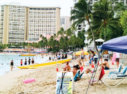 Hawaii - Điểm đến du lịch hấp dẫn tuần trăng mật. Kiến tạo tự nhiên của núi lửa. Tượng Công tước P. Kahanamoku - một vị anh hùng dân tộc - trên bãi biển Oahu. Du khách đi dạo trên đường phố Hawaii. Thư giãn trên bãi biển. Một góc bãi biển Waikiki ở Honolulu. Người dân bản địa đi bắt cá trên mỏm nham thạch dọc bờ biển. Tượng Quốc vương Kamehameha I, người thiết lập Vương quốc Hawaii, trị vì lâu dài trong lịch sử. Thư giãn cùng gia đình trên đồi “Đỉnh gió hú” nhìn ra biển.