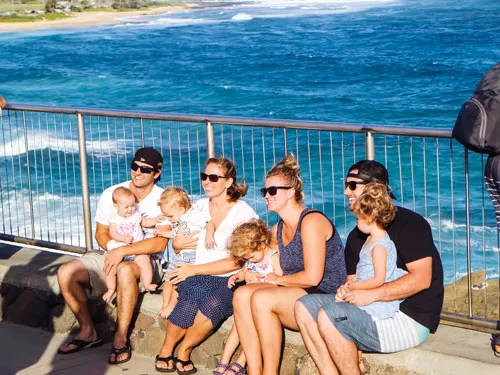 Hawaii - Điểm đến du lịch hấp dẫn tuần trăng mật. Kiến tạo tự nhiên của núi lửa. Tượng Công tước P. Kahanamoku - một vị anh hùng dân tộc - trên bãi biển Oahu. Du khách đi dạo trên đường phố Hawaii. Thư giãn trên bãi biển. Một góc bãi biển Waikiki ở Honolulu. Người dân bản địa đi bắt cá trên mỏm nham thạch dọc bờ biển. Tượng Quốc vương Kamehameha I, người thiết lập Vương quốc Hawaii, trị vì lâu dài trong lịch sử. Thư giãn cùng gia đình trên đồi “Đỉnh gió hú” nhìn ra biển.