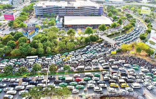 Đường ra vào nhà ga quốc tế sân bay Tân Sơn Nhất. Đường ra vào nhà ga quốc tế sân bay Tân Sơn Nhất.