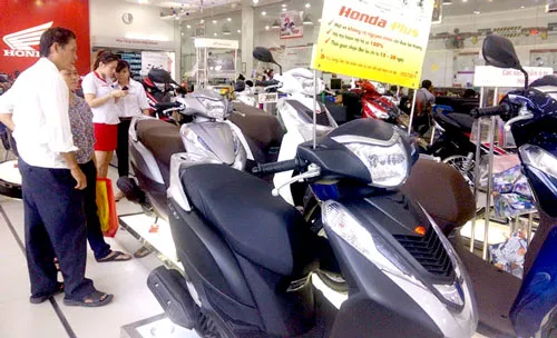 Khách hàng chọn mua xe gắn máy. Khách hàng chọn mua xe gắn máy.