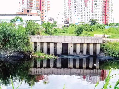 Kênh Tham Lương tiếp tục ô nhiễm. Kênh Tham Lương tiếp tục ô nhiễm.