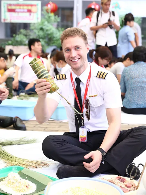 Được biết, Henri Finckenberg, người Phần Lan, là phi công của hãng hàng không Vietjet đã cùng các đồng nghiệp của mình tự tay học và gói bánh tét dành tặng các em nhỏ cơ nhỡ, có hoàn cảnh khó khăn tại Trung tâm Bảo trợ Trẻ tàn tật mồ côi Thị Nghè (TPHCM). Dù có vợ là người Việt Nam nhưng đây là lần đầu tiên Henri Finckenberg tự học và gói món bánh tét ngày Tết đặc trưng của người Nam bộ. Henri tiết lộ anh đã có một bé gái dễ thương, kháu khỉnh. Không chỉ học gói bánh, Henri rất hứng thú tìm hiểu văn hóa Việt Nam, đặc biệt là văn hóa Tết. Chàng phi công điển trai, rất yêu trẻ con này còn cùng các thầy cô của Trung tâm đã đưa các em nhỏ đến vui chơi, đón tết tại hội xuân Tao Đàn. Nét dễ thương, thân thiện của anh chàng ngay lập tức gây chú ý với nhiều du khách tại đây. Phi công Henri luôn được các em nhỏ rất mực yêu mến Henri cùng các đồng nghiệp đã có khoảng thời gian vui vẻ và ý nghĩa bên cạnh những hoàn cảnh kém may mắn khi những ngày Tết đang đến thật gần. “Tôi luôn mong rằng mọi trẻ em trên thế giới đều được quan tâm, chăm sóc, được học hành và có một tương lai tốt đẹp”, phi công Henri xúc động chia sẻ. Được biết, Henri Finckenberg, người Phần Lan, là phi công của hãng hàng không Vietjet đã cùng các đồng nghiệp của mình tự tay học và gói bánh tét dành tặng các em nhỏ cơ nhỡ, có hoàn cảnh khó khăn tại Trung tâm Bảo trợ Trẻ tàn tật mồ côi Thị Nghè (TPHCM). Dù có vợ là người Việt Nam nhưng đây là lần đầu tiên Henri Finckenberg tự học và gói món bánh tét ngày Tết đặc trưng của người Nam bộ. Henri tiết lộ anh đã có một bé gái dễ thương, kháu khỉnh. Không chỉ học gói bánh, Henri rất hứng thú tìm hiểu văn hóa Việt Nam, đặc biệt là văn hóa Tết. Chàng phi công điển trai, rất yêu trẻ con này còn cùng các thầy cô của Trung tâm đã đưa các em nhỏ đến vui chơi, đón tết tại hội xuân Tao Đàn. Nét dễ thương, thân thiện của anh chàng ngay lập tức gây chú ý với nhiều du khách tại đây. Phi công Henri luôn được các em nhỏ rất mực yêu mến Henri cùng các đồng nghiệp đã có khoảng thời gian vui vẻ và ý nghĩa bên cạnh những hoàn cảnh kém may mắn khi những ngày Tết đang đến thật gần. “Tôi luôn mong rằng mọi trẻ em trên thế giới đều được quan tâm, chăm sóc, được học hành và có một tương lai tốt đẹp”, phi công Henri xúc động chia sẻ.