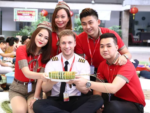 Được biết, Henri Finckenberg, người Phần Lan, là phi công của hãng hàng không Vietjet đã cùng các đồng nghiệp của mình tự tay học và gói bánh tét dành tặng các em nhỏ cơ nhỡ, có hoàn cảnh khó khăn tại Trung tâm Bảo trợ Trẻ tàn tật mồ côi Thị Nghè (TPHCM). Dù có vợ là người Việt Nam nhưng đây là lần đầu tiên Henri Finckenberg tự học và gói món bánh tét ngày Tết đặc trưng của người Nam bộ. Henri tiết lộ anh đã có một bé gái dễ thương, kháu khỉnh. Không chỉ học gói bánh, Henri rất hứng thú tìm hiểu văn hóa Việt Nam, đặc biệt là văn hóa Tết. Chàng phi công điển trai, rất yêu trẻ con này còn cùng các thầy cô của Trung tâm đã đưa các em nhỏ đến vui chơi, đón tết tại hội xuân Tao Đàn. Nét dễ thương, thân thiện của anh chàng ngay lập tức gây chú ý với nhiều du khách tại đây. Phi công Henri luôn được các em nhỏ rất mực yêu mến Henri cùng các đồng nghiệp đã có khoảng thời gian vui vẻ và ý nghĩa bên cạnh những hoàn cảnh kém may mắn khi những ngày Tết đang đến thật gần. “Tôi luôn mong rằng mọi trẻ em trên thế giới đều được quan tâm, chăm sóc, được học hành và có một tương lai tốt đẹp”, phi công Henri xúc động chia sẻ. Được biết, Henri Finckenberg, người Phần Lan, là phi công của hãng hàng không Vietjet đã cùng các đồng nghiệp của mình tự tay học và gói bánh tét dành tặng các em nhỏ cơ nhỡ, có hoàn cảnh khó khăn tại Trung tâm Bảo trợ Trẻ tàn tật mồ côi Thị Nghè (TPHCM). Dù có vợ là người Việt Nam nhưng đây là lần đầu tiên Henri Finckenberg tự học và gói món bánh tét ngày Tết đặc trưng của người Nam bộ. Henri tiết lộ anh đã có một bé gái dễ thương, kháu khỉnh. Không chỉ học gói bánh, Henri rất hứng thú tìm hiểu văn hóa Việt Nam, đặc biệt là văn hóa Tết. Chàng phi công điển trai, rất yêu trẻ con này còn cùng các thầy cô của Trung tâm đã đưa các em nhỏ đến vui chơi, đón tết tại hội xuân Tao Đàn. Nét dễ thương, thân thiện của anh chàng ngay lập tức gây chú ý với nhiều du khách tại đây. Phi công Henri luôn được các em nhỏ rất mực yêu mến Henri cùng các đồng nghiệp đã có khoảng thời gian vui vẻ và ý nghĩa bên cạnh những hoàn cảnh kém may mắn khi những ngày Tết đang đến thật gần. “Tôi luôn mong rằng mọi trẻ em trên thế giới đều được quan tâm, chăm sóc, được học hành và có một tương lai tốt đẹp”, phi công Henri xúc động chia sẻ.