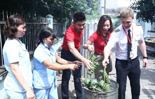 Được biết, Henri Finckenberg, người Phần Lan, là phi công của hãng hàng không Vietjet đã cùng các đồng nghiệp của mình tự tay học và gói bánh tét dành tặng các em nhỏ cơ nhỡ, có hoàn cảnh khó khăn tại Trung tâm Bảo trợ Trẻ tàn tật mồ côi Thị Nghè (TPHCM). Dù có vợ là người Việt Nam nhưng đây là lần đầu tiên Henri Finckenberg tự học và gói món bánh tét ngày Tết đặc trưng của người Nam bộ. Henri tiết lộ anh đã có một bé gái dễ thương, kháu khỉnh. Không chỉ học gói bánh, Henri rất hứng thú tìm hiểu văn hóa Việt Nam, đặc biệt là văn hóa Tết. Chàng phi công điển trai, rất yêu trẻ con này còn cùng các thầy cô của Trung tâm đã đưa các em nhỏ đến vui chơi, đón tết tại hội xuân Tao Đàn. Nét dễ thương, thân thiện của anh chàng ngay lập tức gây chú ý với nhiều du khách tại đây. Phi công Henri luôn được các em nhỏ rất mực yêu mến Henri cùng các đồng nghiệp đã có khoảng thời gian vui vẻ và ý nghĩa bên cạnh những hoàn cảnh kém may mắn khi những ngày Tết đang đến thật gần. “Tôi luôn mong rằng mọi trẻ em trên thế giới đều được quan tâm, chăm sóc, được học hành và có một tương lai tốt đẹp”, phi công Henri xúc động chia sẻ. Được biết, Henri Finckenberg, người Phần Lan, là phi công của hãng hàng không Vietjet đã cùng các đồng nghiệp của mình tự tay học và gói bánh tét dành tặng các em nhỏ cơ nhỡ, có hoàn cảnh khó khăn tại Trung tâm Bảo trợ Trẻ tàn tật mồ côi Thị Nghè (TPHCM). Dù có vợ là người Việt Nam nhưng đây là lần đầu tiên Henri Finckenberg tự học và gói món bánh tét ngày Tết đặc trưng của người Nam bộ. Henri tiết lộ anh đã có một bé gái dễ thương, kháu khỉnh. Không chỉ học gói bánh, Henri rất hứng thú tìm hiểu văn hóa Việt Nam, đặc biệt là văn hóa Tết. Chàng phi công điển trai, rất yêu trẻ con này còn cùng các thầy cô của Trung tâm đã đưa các em nhỏ đến vui chơi, đón tết tại hội xuân Tao Đàn. Nét dễ thương, thân thiện của anh chàng ngay lập tức gây chú ý với nhiều du khách tại đây. Phi công Henri luôn được các em nhỏ rất mực yêu mến Henri cùng các đồng nghiệp đã có khoảng thời gian vui vẻ và ý nghĩa bên cạnh những hoàn cảnh kém may mắn khi những ngày Tết đang đến thật gần. “Tôi luôn mong rằng mọi trẻ em trên thế giới đều được quan tâm, chăm sóc, được học hành và có một tương lai tốt đẹp”, phi công Henri xúc động chia sẻ.