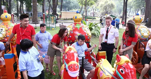 Được biết, Henri Finckenberg, người Phần Lan, là phi công của hãng hàng không Vietjet đã cùng các đồng nghiệp của mình tự tay học và gói bánh tét dành tặng các em nhỏ cơ nhỡ, có hoàn cảnh khó khăn tại Trung tâm Bảo trợ Trẻ tàn tật mồ côi Thị Nghè (TPHCM). Dù có vợ là người Việt Nam nhưng đây là lần đầu tiên Henri Finckenberg tự học và gói món bánh tét ngày Tết đặc trưng của người Nam bộ. Henri tiết lộ anh đã có một bé gái dễ thương, kháu khỉnh. Không chỉ học gói bánh, Henri rất hứng thú tìm hiểu văn hóa Việt Nam, đặc biệt là văn hóa Tết. Chàng phi công điển trai, rất yêu trẻ con này còn cùng các thầy cô của Trung tâm đã đưa các em nhỏ đến vui chơi, đón tết tại hội xuân Tao Đàn. Nét dễ thương, thân thiện của anh chàng ngay lập tức gây chú ý với nhiều du khách tại đây. Phi công Henri luôn được các em nhỏ rất mực yêu mến Henri cùng các đồng nghiệp đã có khoảng thời gian vui vẻ và ý nghĩa bên cạnh những hoàn cảnh kém may mắn khi những ngày Tết đang đến thật gần. “Tôi luôn mong rằng mọi trẻ em trên thế giới đều được quan tâm, chăm sóc, được học hành và có một tương lai tốt đẹp”, phi công Henri xúc động chia sẻ. Được biết, Henri Finckenberg, người Phần Lan, là phi công của hãng hàng không Vietjet đã cùng các đồng nghiệp của mình tự tay học và gói bánh tét dành tặng các em nhỏ cơ nhỡ, có hoàn cảnh khó khăn tại Trung tâm Bảo trợ Trẻ tàn tật mồ côi Thị Nghè (TPHCM). Dù có vợ là người Việt Nam nhưng đây là lần đầu tiên Henri Finckenberg tự học và gói món bánh tét ngày Tết đặc trưng của người Nam bộ. Henri tiết lộ anh đã có một bé gái dễ thương, kháu khỉnh. Không chỉ học gói bánh, Henri rất hứng thú tìm hiểu văn hóa Việt Nam, đặc biệt là văn hóa Tết. Chàng phi công điển trai, rất yêu trẻ con này còn cùng các thầy cô của Trung tâm đã đưa các em nhỏ đến vui chơi, đón tết tại hội xuân Tao Đàn. Nét dễ thương, thân thiện của anh chàng ngay lập tức gây chú ý với nhiều du khách tại đây. Phi công Henri luôn được các em nhỏ rất mực yêu mến Henri cùng các đồng nghiệp đã có khoảng thời gian vui vẻ và ý nghĩa bên cạnh những hoàn cảnh kém may mắn khi những ngày Tết đang đến thật gần. “Tôi luôn mong rằng mọi trẻ em trên thế giới đều được quan tâm, chăm sóc, được học hành và có một tương lai tốt đẹp”, phi công Henri xúc động chia sẻ.