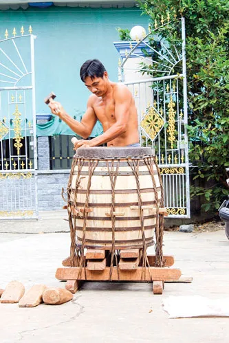 Kiểm tra và tăng độ căng của mặt trống.