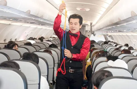 Hành khách trên tàu bay đã rất bất ngờ với màn trình diễn ảo thuật thú vị cùng nhiều quà tặng xinh xắn. Không chỉ thưởng thức những màn trình diễn ảo thuật hấp dẫn, các hành khách may mắn là chị Nguyễn Hà Linh Chi (Phú Thọ) và chị Đỗ Thị Kim Oanh (Hậu Giang) còn nhận được vé máy bay khứ hồi nội địa của Vietjet khi tham gia phần rút thăm trúng thưởng. Các tiếp viên xinh đẹp cũng gửi tặng hành khách bộ lịch Bikini Vietjet nóng bỏng thay lời chúc một năm mới hạnh phúc, an lành. Vẫn còn 6 giải thưởng tuần là 6 chỉ vàng 9999 và nhiều vé máy bay khứ hồi miễn phí cùng giải đặc biệt máy bay vàng nguyên ký đang chờ đợi các chủ nhân may mắn.