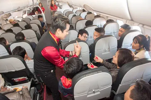 Hành khách trên tàu bay đã rất bất ngờ với màn trình diễn ảo thuật thú vị cùng nhiều quà tặng xinh xắn. Không chỉ thưởng thức những màn trình diễn ảo thuật hấp dẫn, các hành khách may mắn là chị Nguyễn Hà Linh Chi (Phú Thọ) và chị Đỗ Thị Kim Oanh (Hậu Giang) còn nhận được vé máy bay khứ hồi nội địa của Vietjet khi tham gia phần rút thăm trúng thưởng. Các tiếp viên xinh đẹp cũng gửi tặng hành khách bộ lịch Bikini Vietjet nóng bỏng thay lời chúc một năm mới hạnh phúc, an lành. Vẫn còn 6 giải thưởng tuần là 6 chỉ vàng 9999 và nhiều vé máy bay khứ hồi miễn phí cùng giải đặc biệt máy bay vàng nguyên ký đang chờ đợi các chủ nhân may mắn.