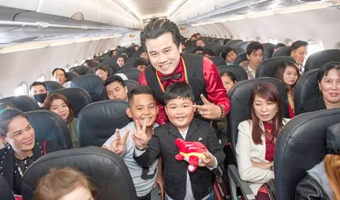 Hành khách trên tàu bay đã rất bất ngờ với màn trình diễn ảo thuật thú vị cùng nhiều quà tặng xinh xắn. Không chỉ thưởng thức những màn trình diễn ảo thuật hấp dẫn, các hành khách may mắn là chị Nguyễn Hà Linh Chi (Phú Thọ) và chị Đỗ Thị Kim Oanh (Hậu Giang) còn nhận được vé máy bay khứ hồi nội địa của Vietjet khi tham gia phần rút thăm trúng thưởng. Các tiếp viên xinh đẹp cũng gửi tặng hành khách bộ lịch Bikini Vietjet nóng bỏng thay lời chúc một năm mới hạnh phúc, an lành. Vẫn còn 6 giải thưởng tuần là 6 chỉ vàng 9999 và nhiều vé máy bay khứ hồi miễn phí cùng giải đặc biệt máy bay vàng nguyên ký đang chờ đợi các chủ nhân may mắn.