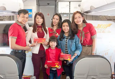 Hành khách trên tàu bay đã rất bất ngờ với màn trình diễn ảo thuật thú vị cùng nhiều quà tặng xinh xắn. Không chỉ thưởng thức những màn trình diễn ảo thuật hấp dẫn, các hành khách may mắn là chị Nguyễn Hà Linh Chi (Phú Thọ) và chị Đỗ Thị Kim Oanh (Hậu Giang) còn nhận được vé máy bay khứ hồi nội địa của Vietjet khi tham gia phần rút thăm trúng thưởng. Các tiếp viên xinh đẹp cũng gửi tặng hành khách bộ lịch Bikini Vietjet nóng bỏng thay lời chúc một năm mới hạnh phúc, an lành. Vẫn còn 6 giải thưởng tuần là 6 chỉ vàng 9999 và nhiều vé máy bay khứ hồi miễn phí cùng giải đặc biệt máy bay vàng nguyên ký đang chờ đợi các chủ nhân may mắn.