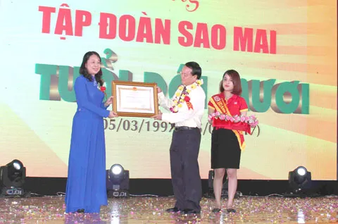 Ông Lê Thanh Thuấn, Chủ tịch Tập đoàn Sao Mai được lãnh đạo tỉnh An Giang trao tặng Huân chương Lao động hạng Ba. Ông Lê Thanh Thuấn, Chủ tịch Tập đoàn Sao Mai được lãnh đạo tỉnh An Giang trao tặng Huân chương Lao động hạng Ba.